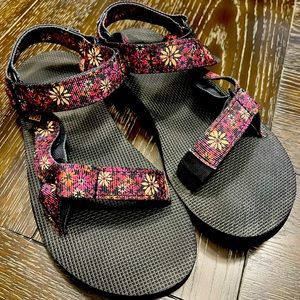 Teva Womens size 6 sandals EUC